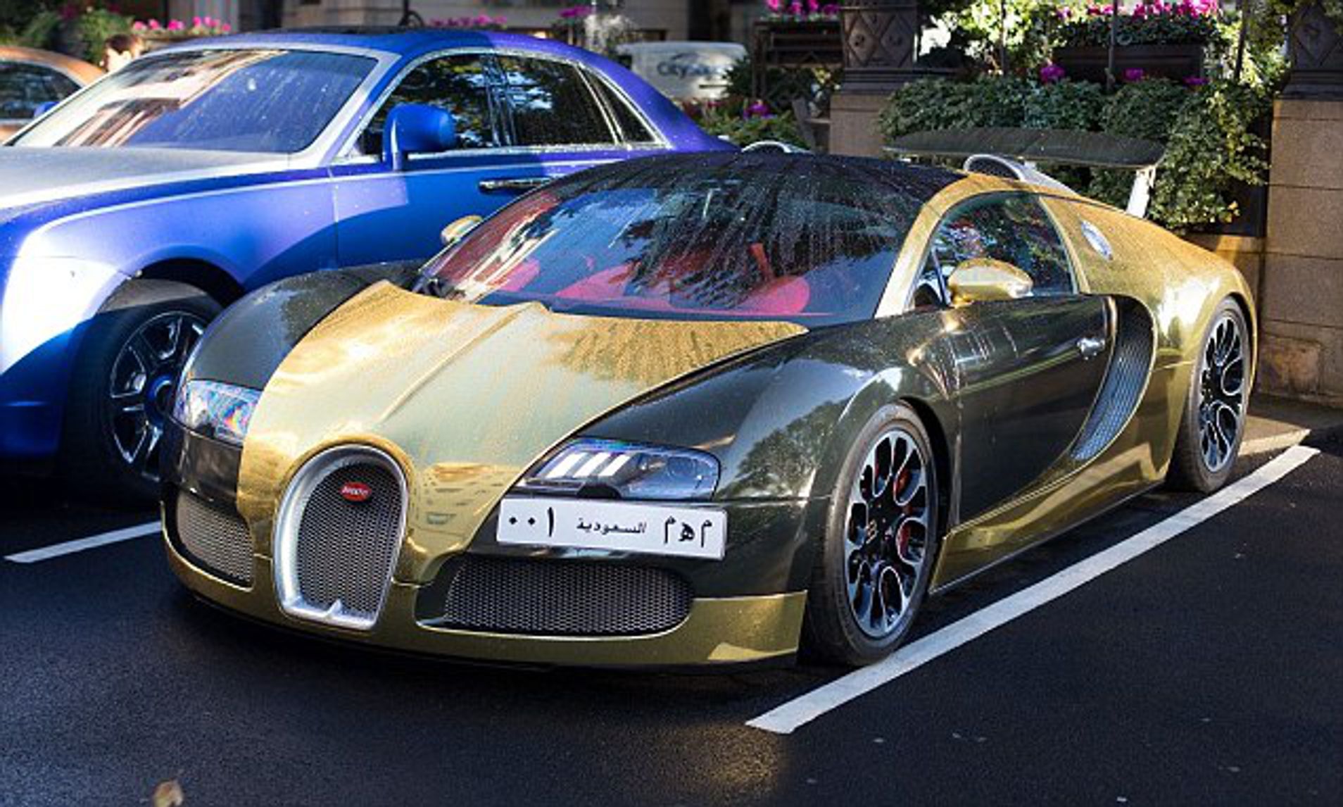 Gold Bugatti Veyron draws crowds and police sell seized Lamborghini | Daily  Mail Online