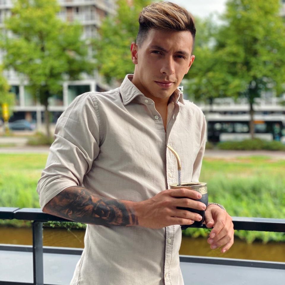 Lisandro Martinez on X: "Matecito 🧉 y relax de domingo, ¿cuál es la bebida  más típica en el país de ustedes? ... A bit of mate drink 🧉 on a relaxing  Sunday,