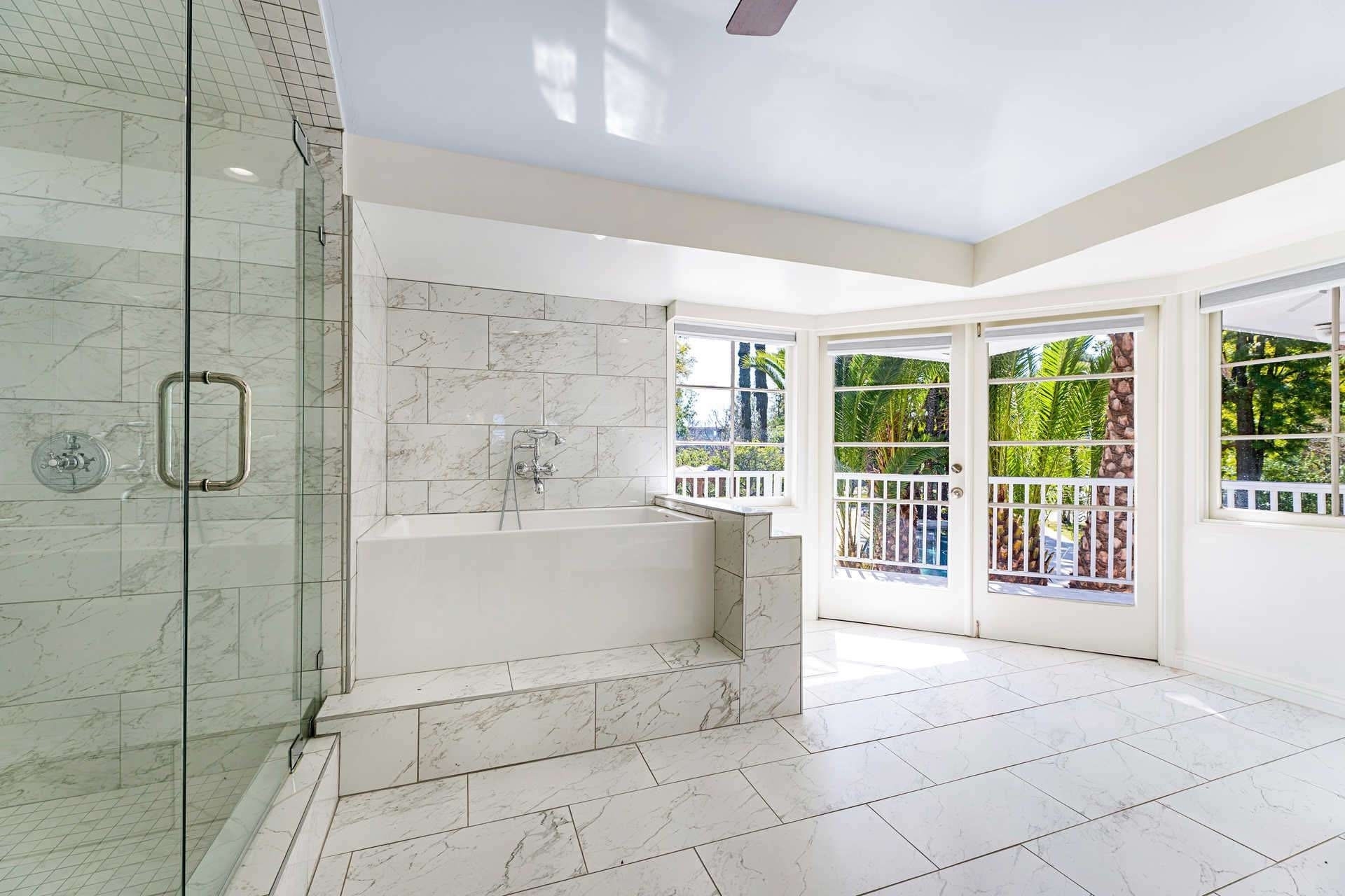  The ensuite featured a standing tub and unique marble