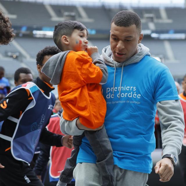 Premiers de Cordée sur LinkedIn : Kylian Mbappé (PSG) s'investit auprès des  enfants malades et handicapés