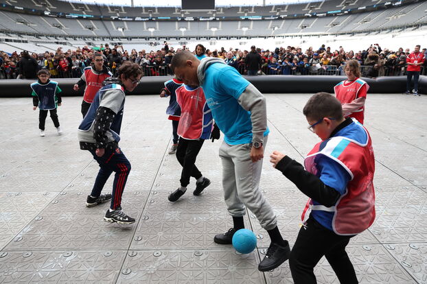 PSG : avec Mbappé, le Stade de France devient l'Ile aux enfants - Le  Parisien