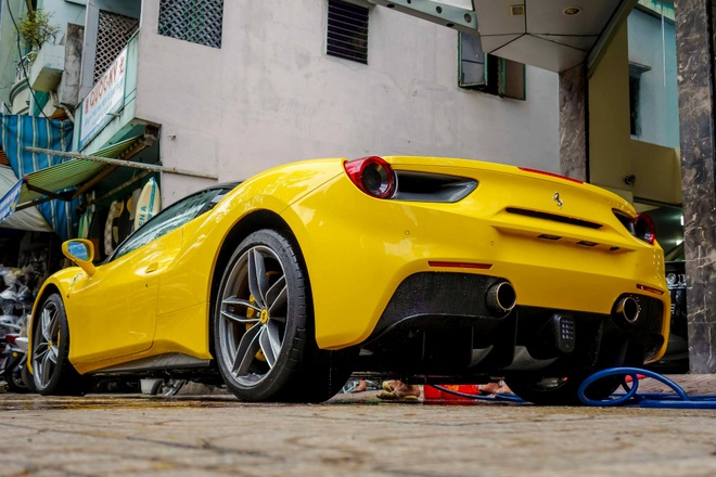 Siêu xe Ferrari 488 GTB màu vàng đầu tiên về Việt Nam - Siêu xe