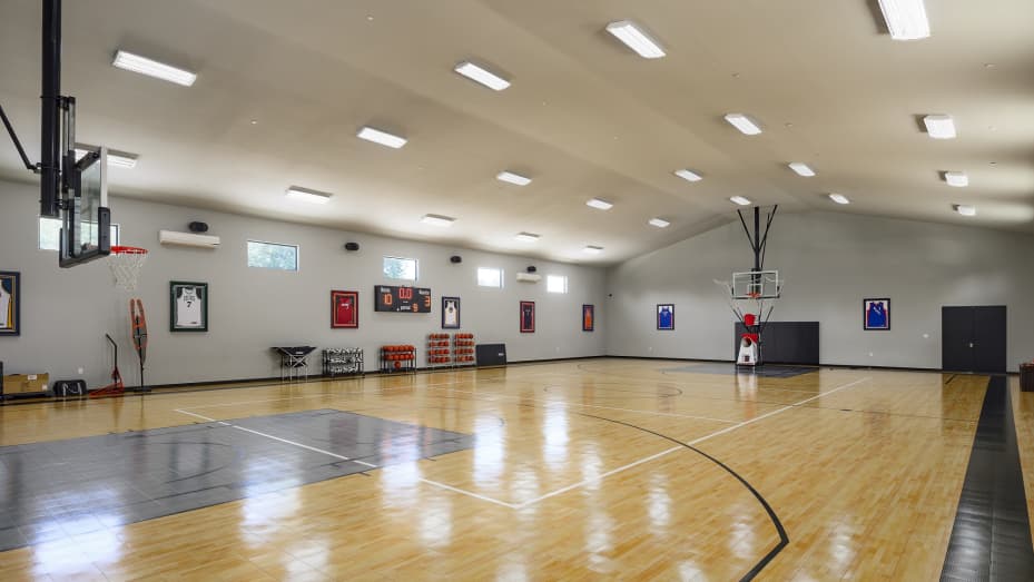 The indoor full basketball court