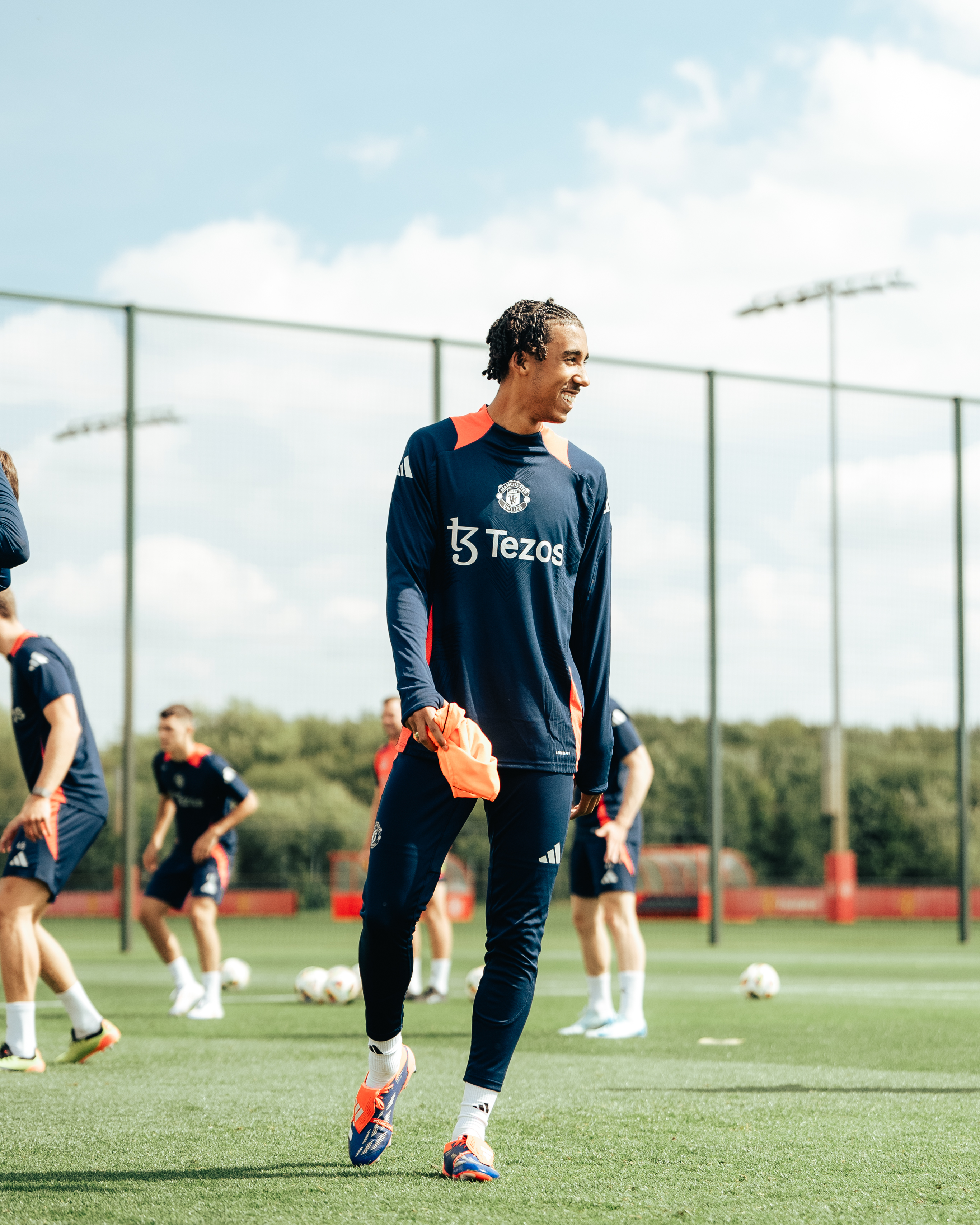 Leny Yoro tham gia buổi tập luyện của United tại Carrington.