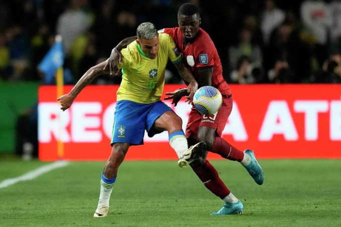 Arana (left) competes for the ball with Caicedo in the Brazil 1-0 Ecuador match on the morning of September 7. Photo: AP