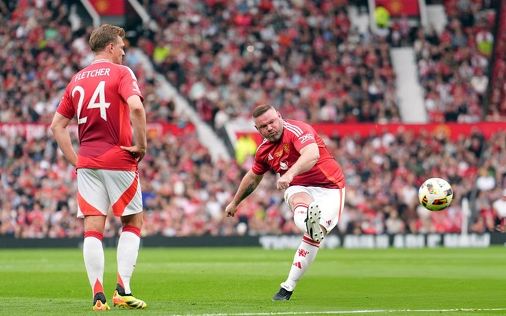 Wayne Rooney mang "bụng bia", gây sốt với siêu phẩm đá phạt ở Old Trafford  | Báo Dân trí