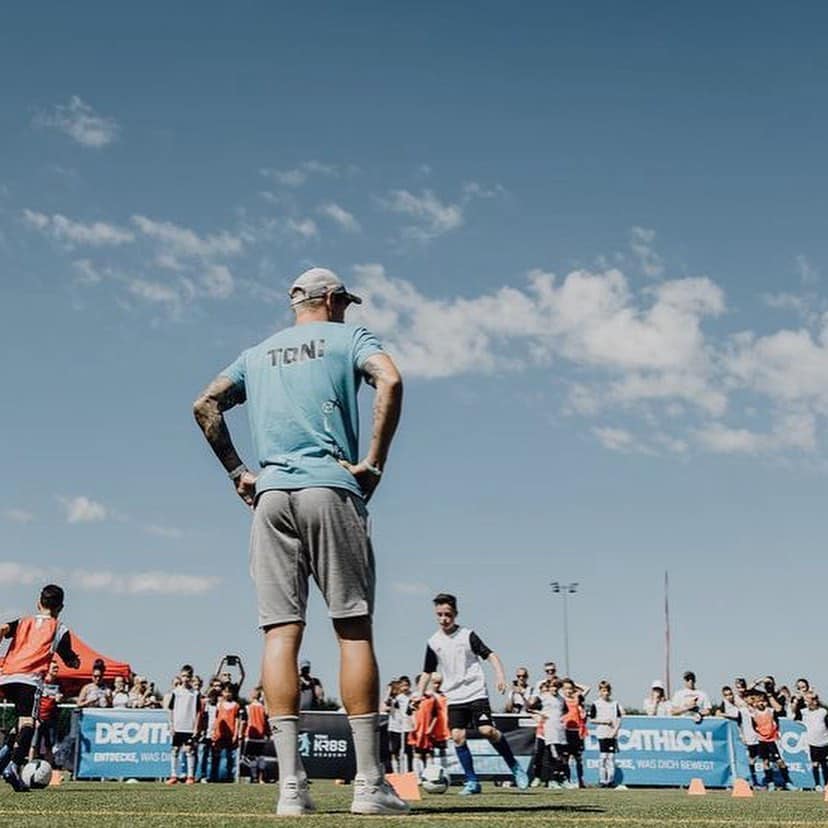 May be an image of 7 people, people playing football and people playing American football