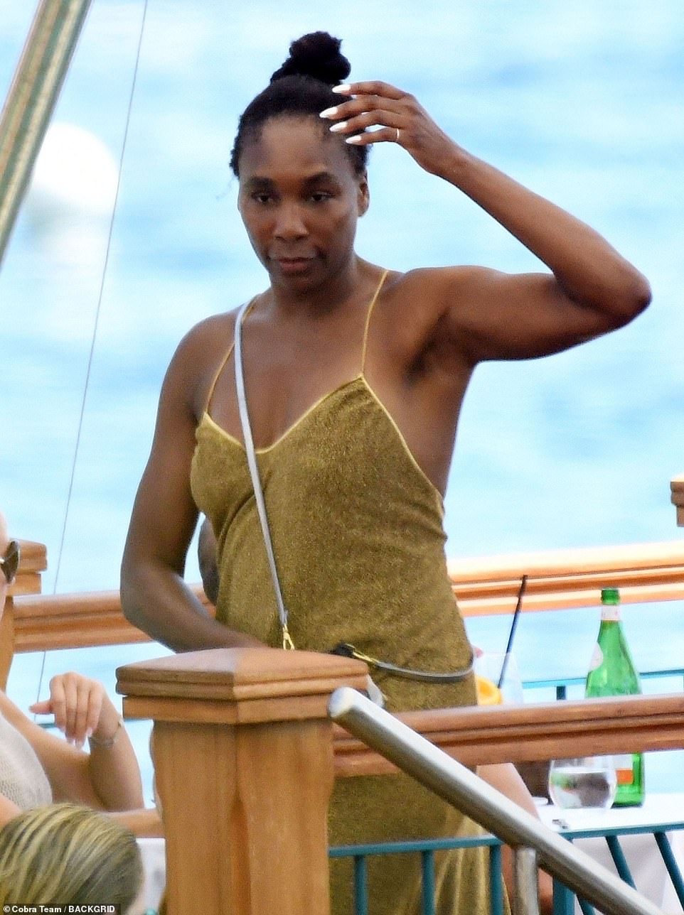 For the occasion, the elder sister of Serena Williams wore a low-cut velvet dress, which showcased her incredible curves, and her dark brown locks in a sleek bun