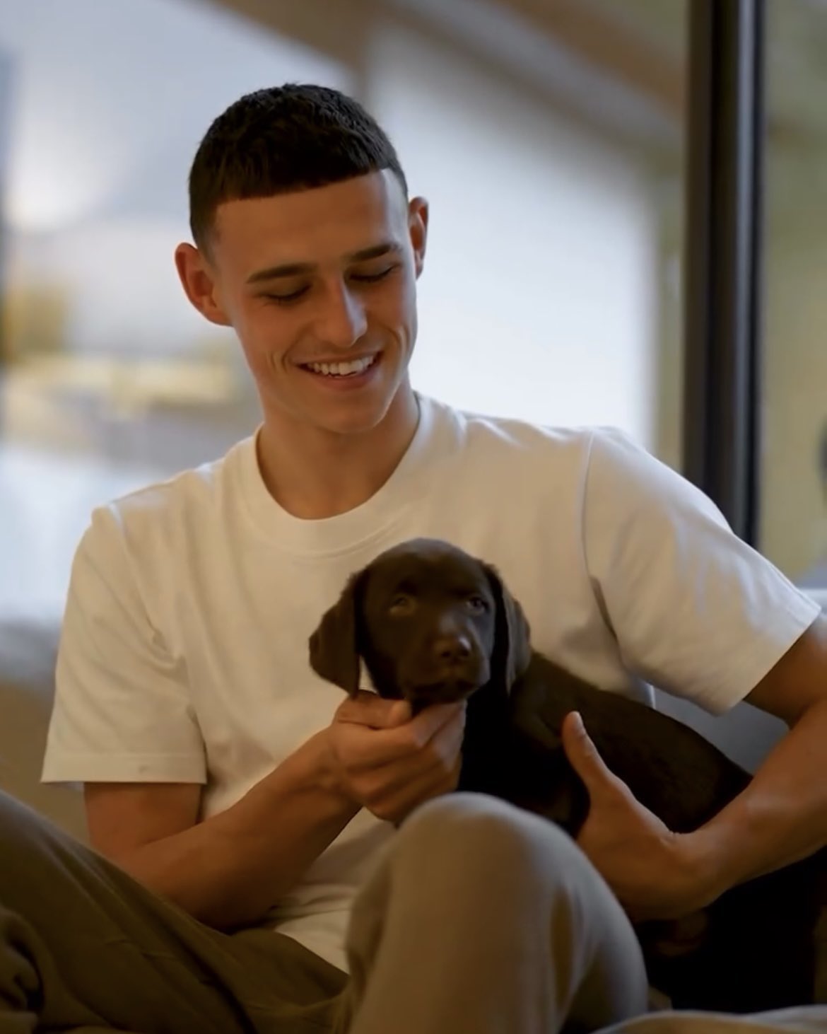 Man City star Phil Foden and his son Ronnie shares happy moments for a photo with their new dog 🐶🤎