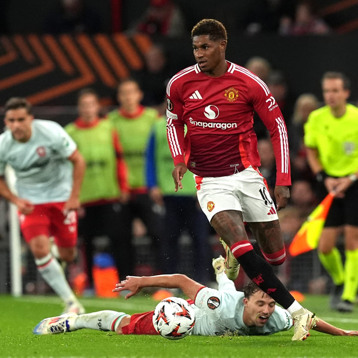 Watch: Marcus Rashford embarrasses FC Twente player with outrageous  Ronaldinho-style elastico nutmeg | Yardbarker