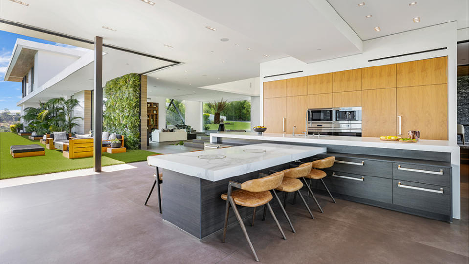 3000 Benedict Canyon Drive kitchen