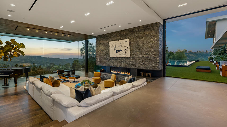 3000 Benedict Canyon Drive living room